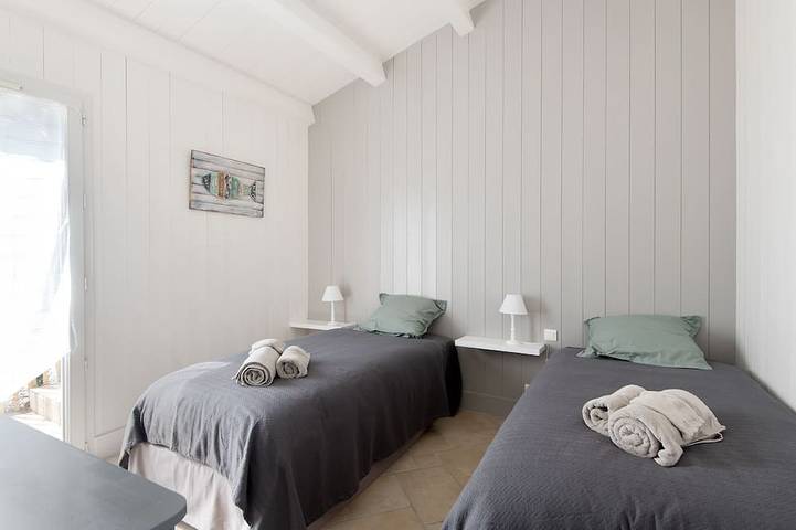 Très belle villa avec piscine chauffée à 100m de la plage ! in Le Bois-Plage-en-Ré, Île de Ré