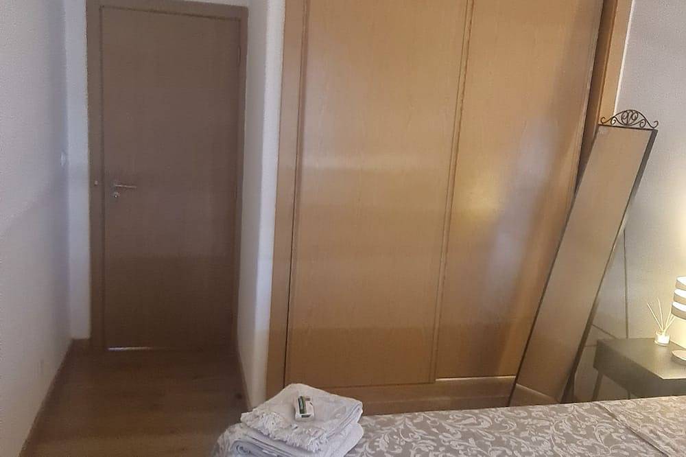 Apartamento inteiro, Apartamento na varanda com uma visão clara de lojas e estações de trem / metrô a 5 m a pé in Venteira, Costa de Lisboa