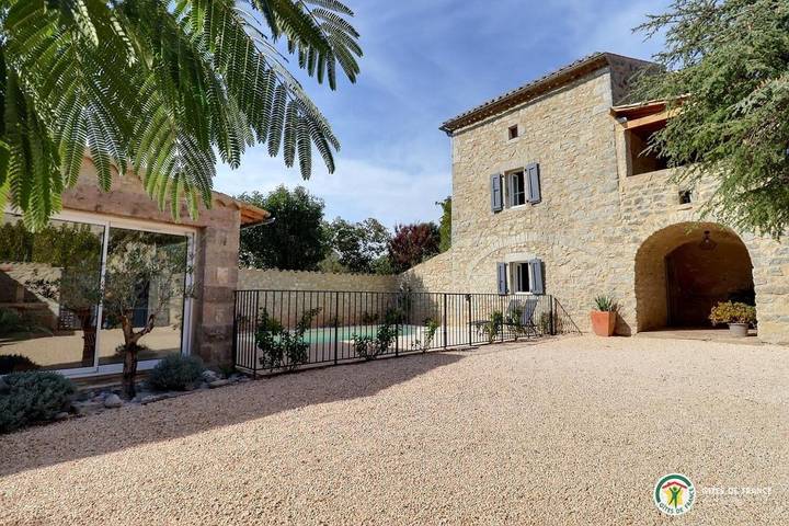 Location de vacances pour 6 personnes, avec terrasse et piscine à Saint-André-de-Cruzières