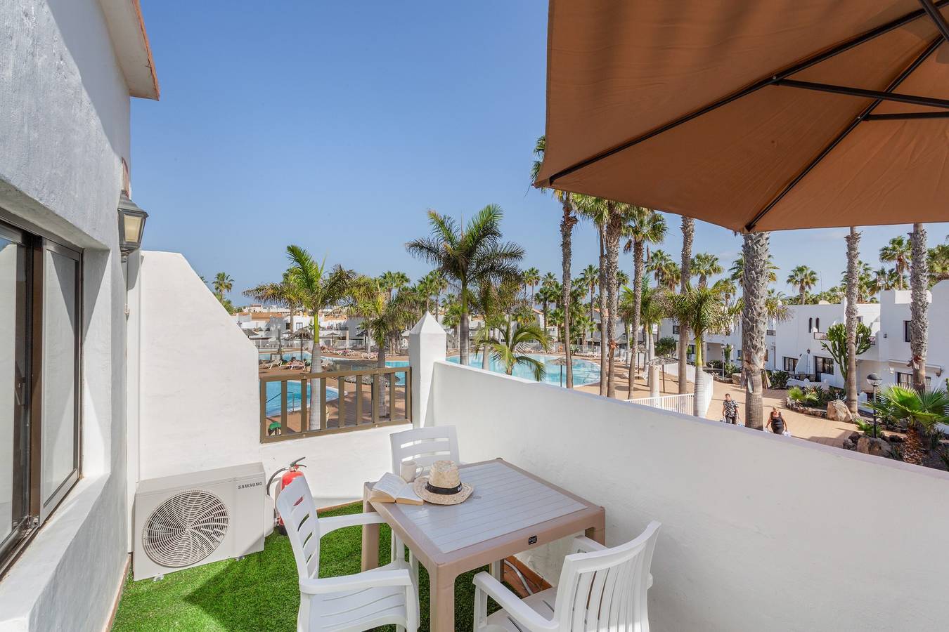 Apartamento entero, Apartamento vacacional 'Brisa Azul' con piscina compartida, terraza privada y Wi-Fi in Corralejo, La Oliva