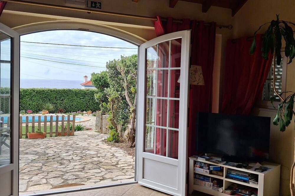 Linda casa em frente ao mar nas Azenhas do Mar, perto de praias, piscina privada in Azenhas do Mar, Costa de Lisboa