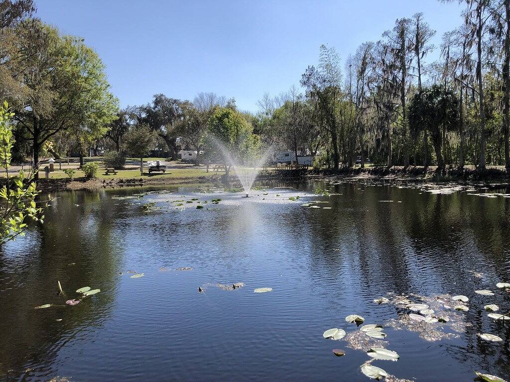 Charming 2Br/1Ba Cabin at Lakeside Resort in Lake Pierce, Zentral Florida