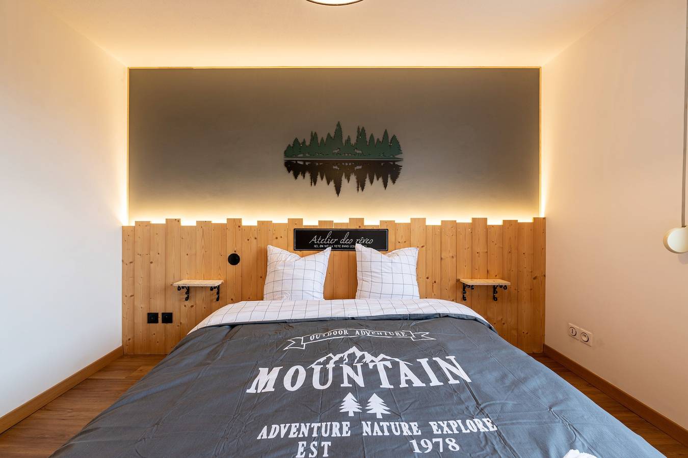 Entire apartment, Apartment 'Les Cèdres Bleus' with Mountain View and Balcony in Albertville, Albertville region