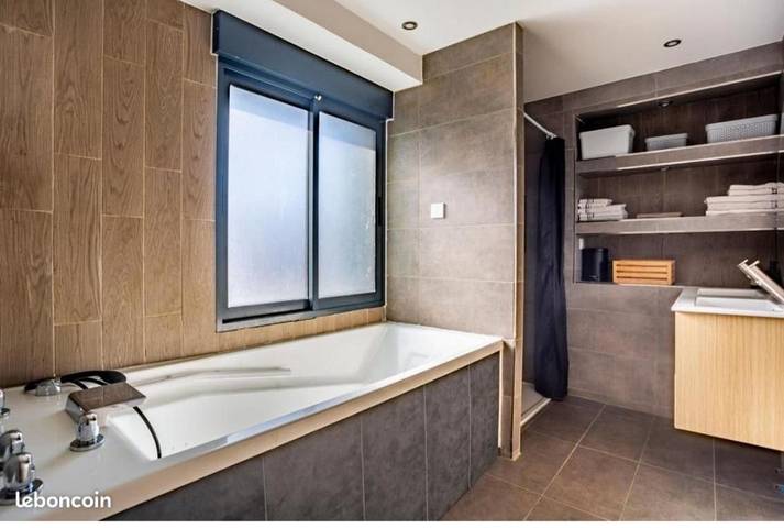 Location de vacances pour 12 personnes, avec piscine ainsi que jacuzzi et terrasse à La Roquette-sur-Siagne - 3