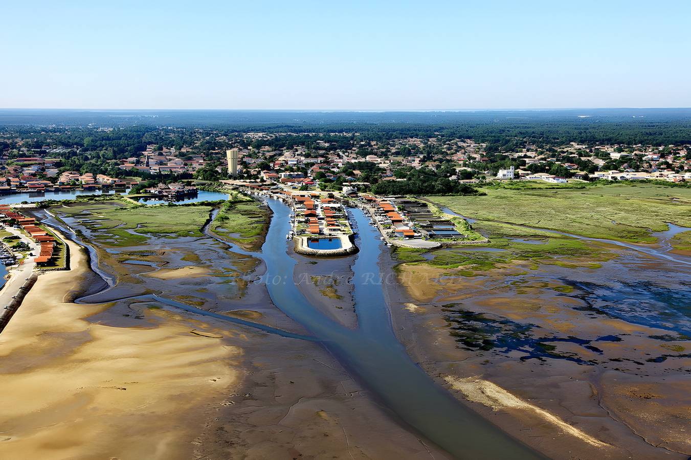Chambre d’hôtes « Les Genêts » avec terrasse partagée, Wi-Fi et climatisation in Gujan-Mestras, Région d'Arcachon