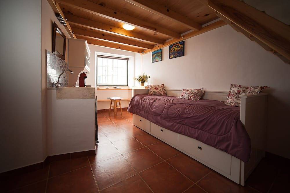Maison de vacances confortable dans la vieille ville de Saõ Martinho, loin de la foule in Praia de São Martinho do Porto, São Martinho do Porto