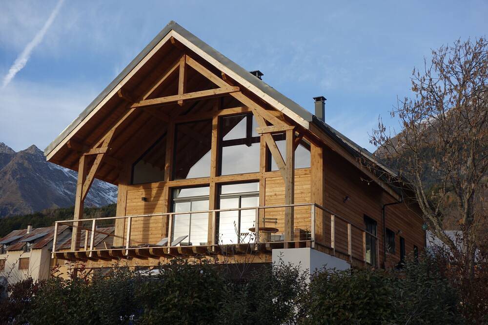 Chalet contemporain, sur les hauteurs du lac de Serre-ponçon in Puy-Saint-Eusèbe, Parc national des Écrins
