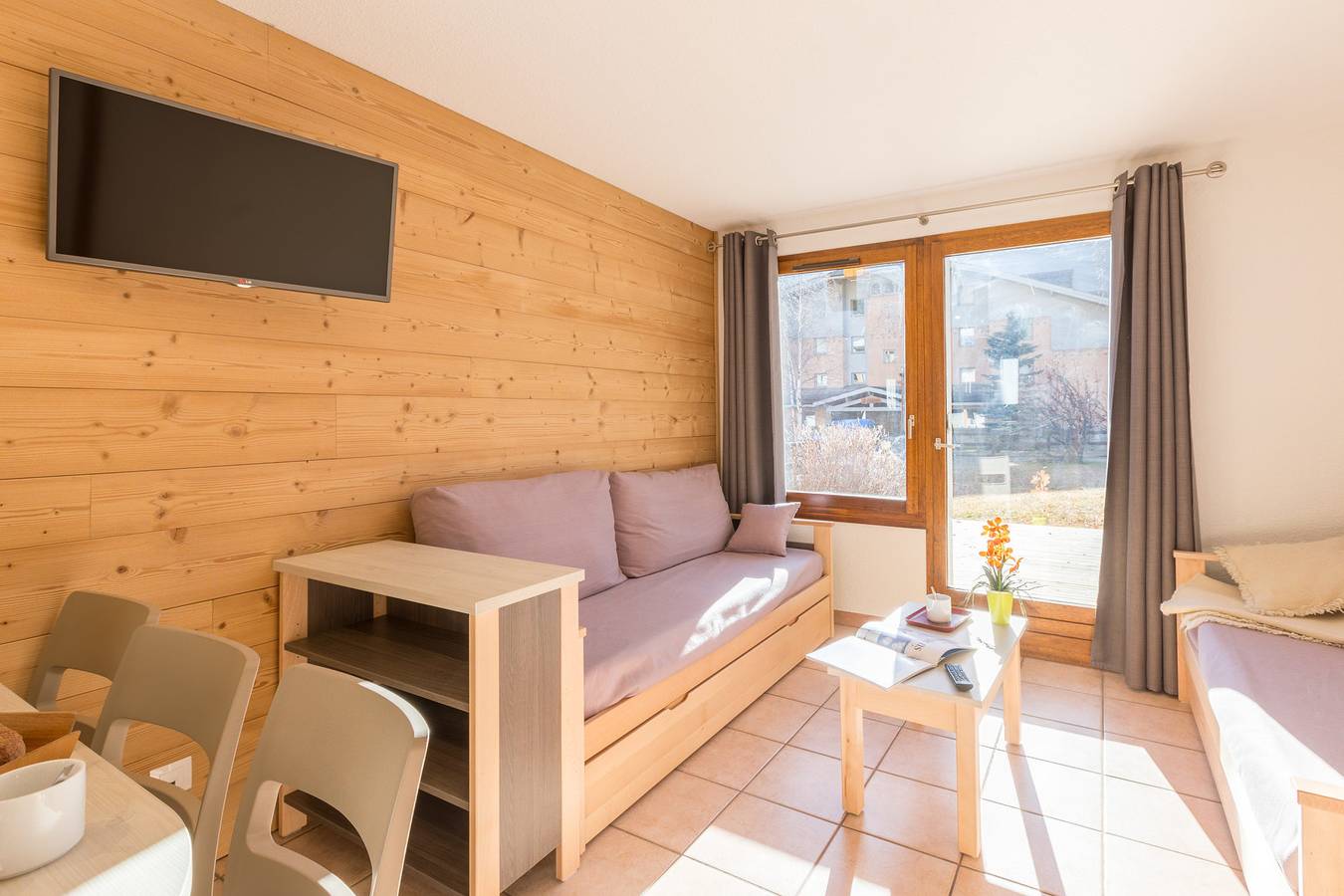 Entire holiday apartment, Bright semi-detached chalet · close to slopes and leisure centre · ideally located in La Salle-les-Alpes, Serre Chevalier