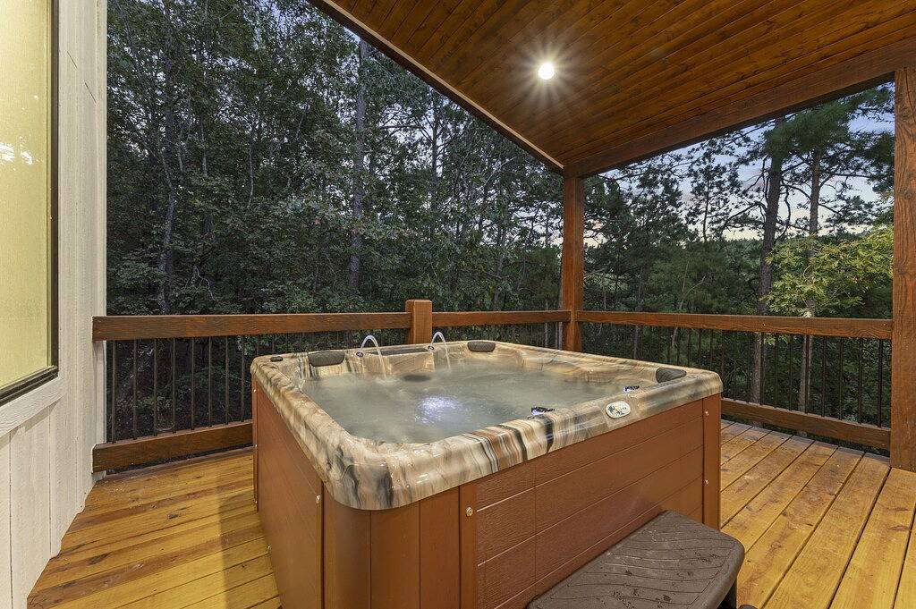 New Luxury Honeymoon Cabin, Private Hot Tub and Large Rain Shower in Broken Bow, Broken Bow Lake