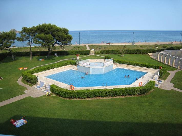 Location de vacances pour 4 personnes, avec Vue sur l’océan et Balcon ainsi que Jardin et Piscine à Els Griells