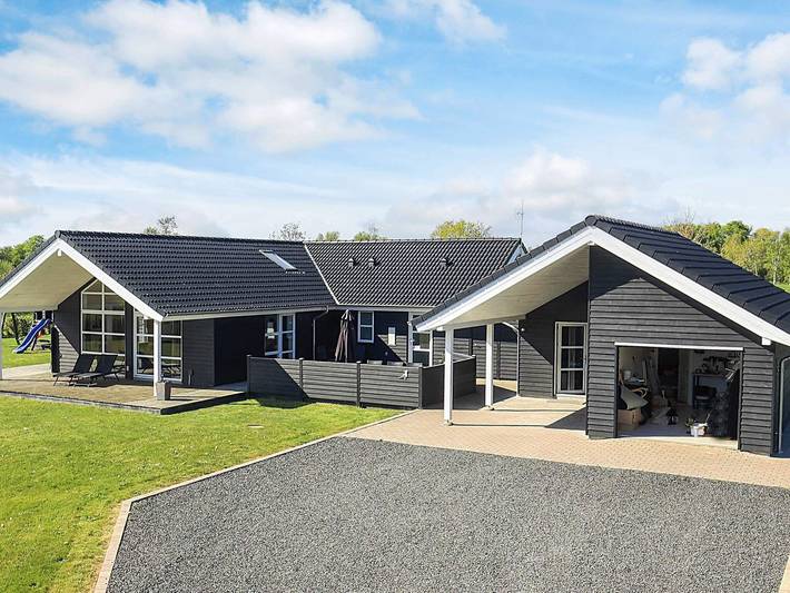 Ferienhaus für 10 Personen, mit Whirlpool und Terrasse sowie Garten und Sauna am Mariagerfjord