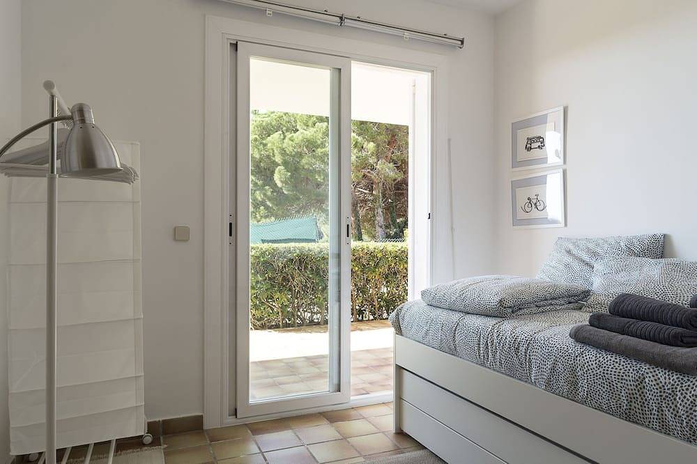 Twin villas with large pool and sea views near Barcelona. Free wifi, a / c in Sant Pol de Mar, Costa del Maresme