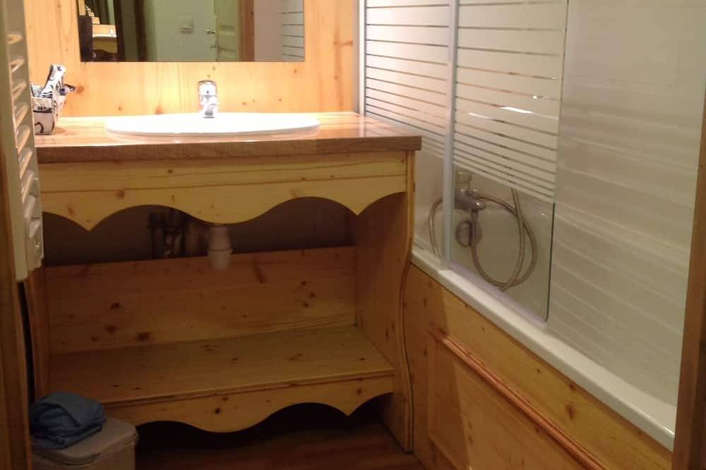 Entire apartment, Alps Orelle Val-thorens les trois vallées snow guarantee beautiful apartment in Orelle, Saint-Jean-de-Maurienne region