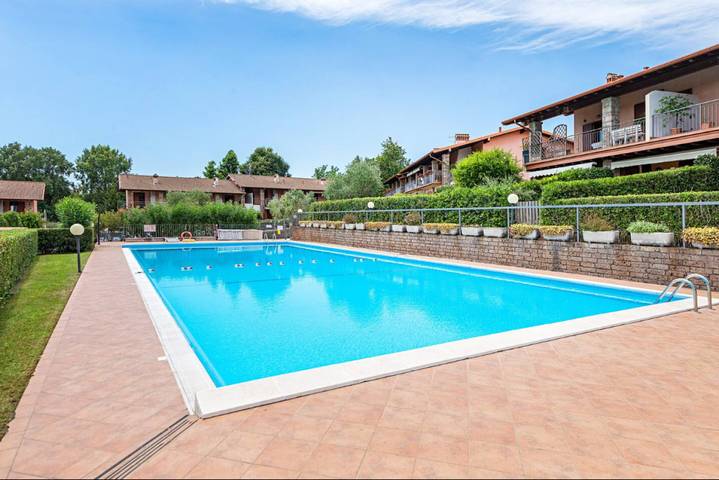 Ferienwohnung für 4 Personen, mit Balkon/Terrasse und Pool sowie Seeblick in Polpenazze del Garda
