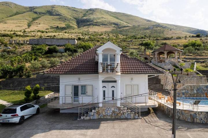 Location de vacances pour 8 personnes, avec jardin et terrasse ainsi que vue sur le lac et piscine, animaux acceptés en Albanie - 2