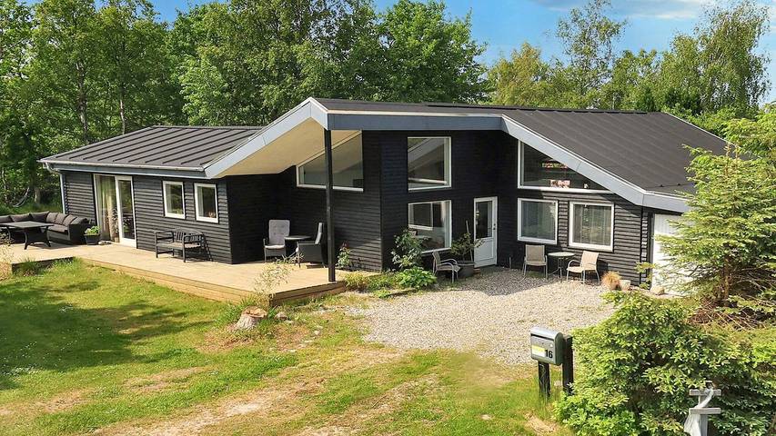 Ferieudlejning for 9 personer, med have, husdyr tilladt i Egense