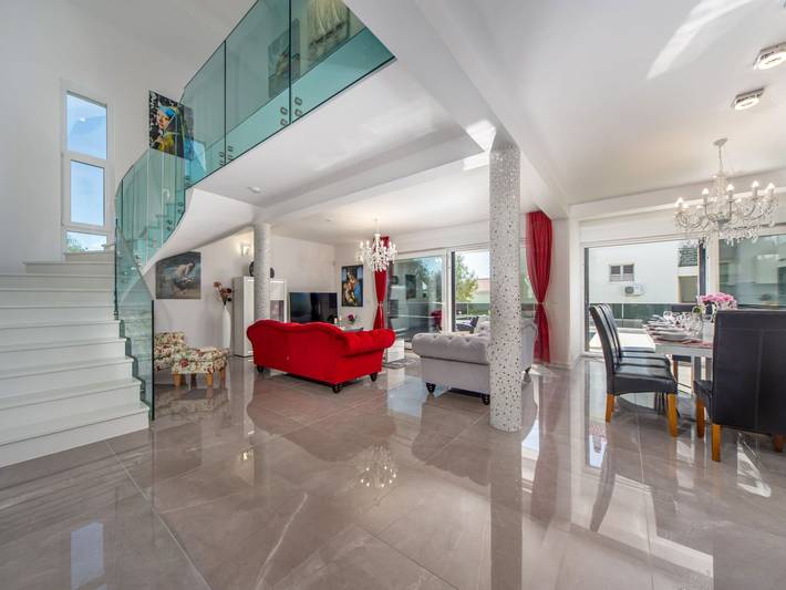 Ferienhaus für 10 Personen, mit Sauna und Pool sowie Balkon, kinderfreundlich in Sibenik