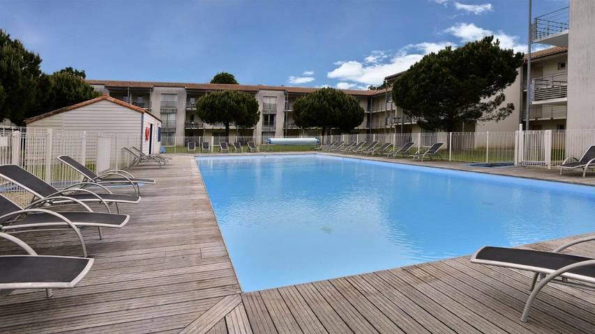 Aparthotel para 4 personas, con terraza y piscina además de sauna y jardín, Se admiten mascotas - 1