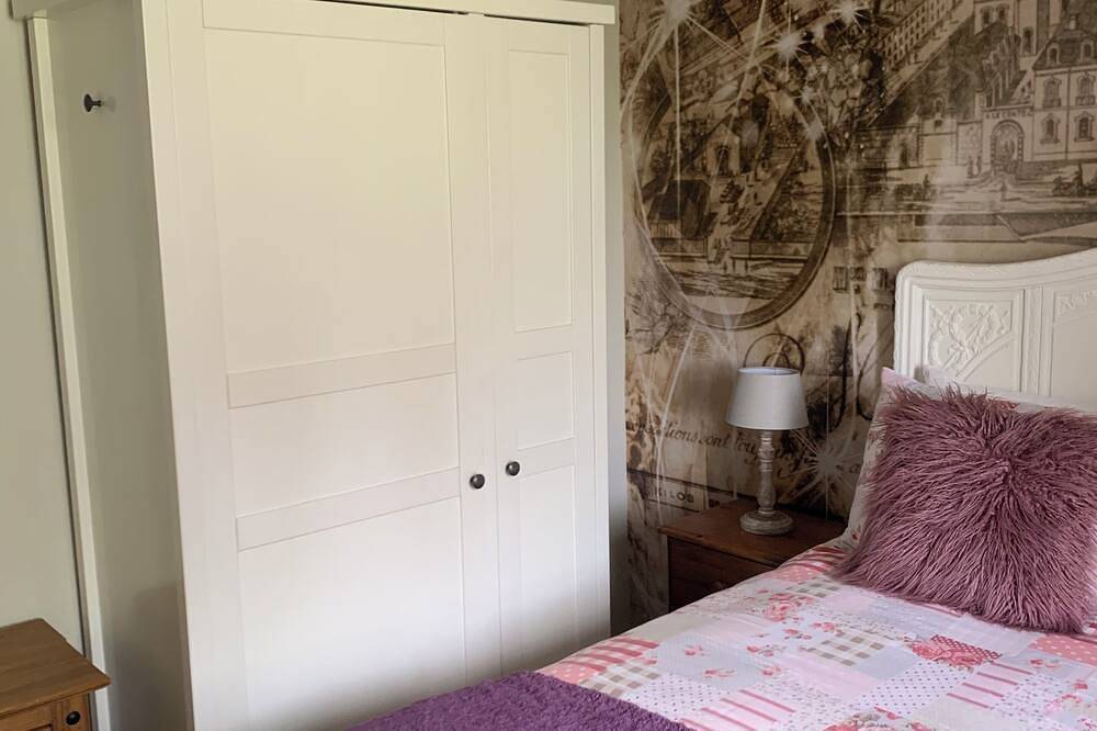 Countryside Cottage 3 Bedrooms Sleeps 6 Heated Pool Pet Friendly Pottery/Craft in Plouguenast, Côtes-d'Armor