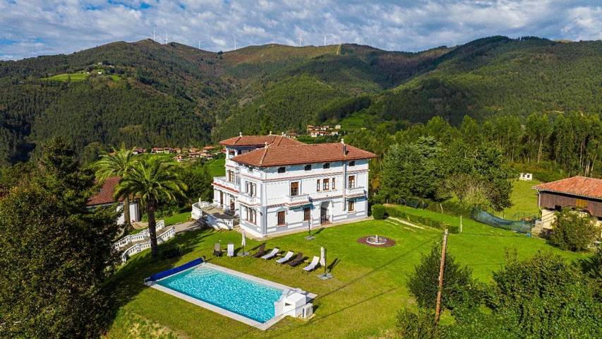 Chalet para 4 personas, con Terraza y Jardín además de Piscina y Vistas en Eo-Navia