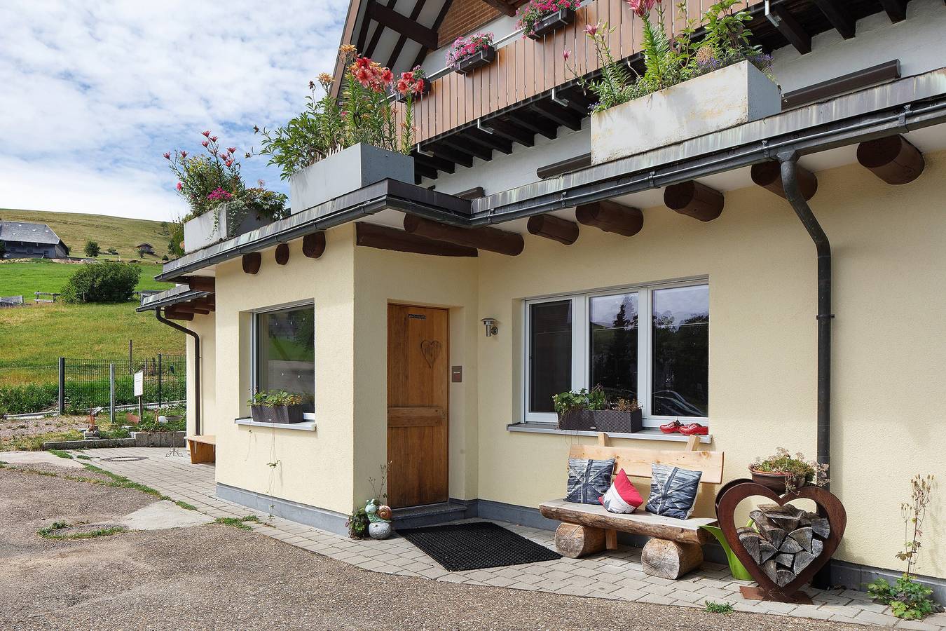 Ferienhaus 'Sport Rees - 7 Fewo Eventraum' mit Bergblick, privater Terrasse & Wlan in Hofsgrund, Oberried