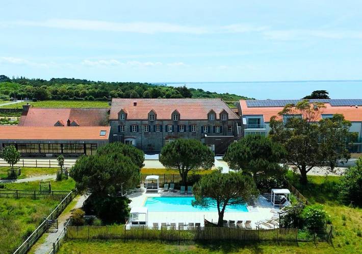 Hôtel pour 4 personnes, avec Jacuzzi et Terrasse ainsi que Jardin et Piscine