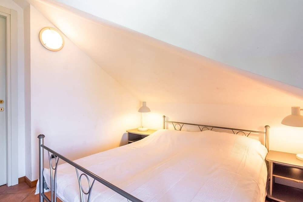Entire apartment, 4-room corner apartment with 2 bathrooms in a residence with pool in Stresa, Comune di Stresa