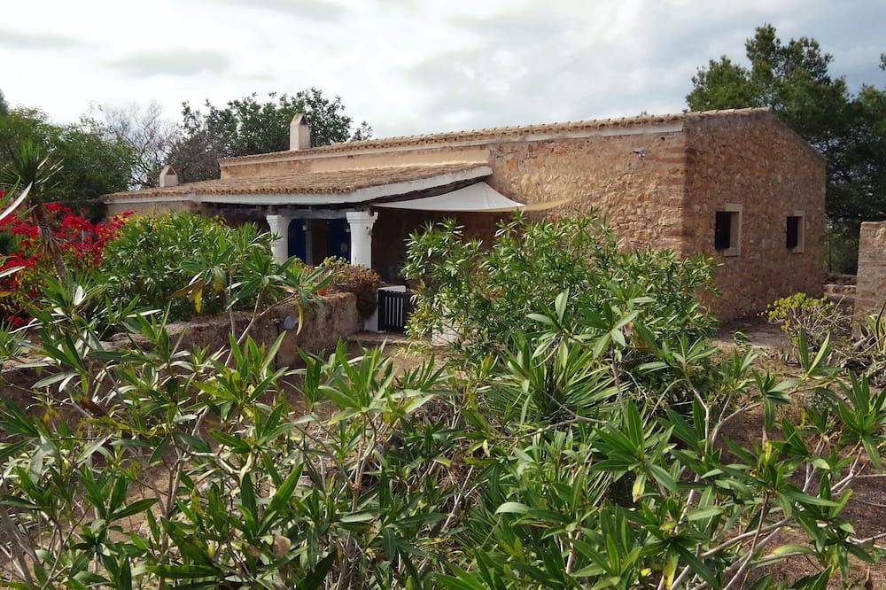 Beautiful old house with large garden, 2/8 people, traditional country house in Formentera, Balearic Islands