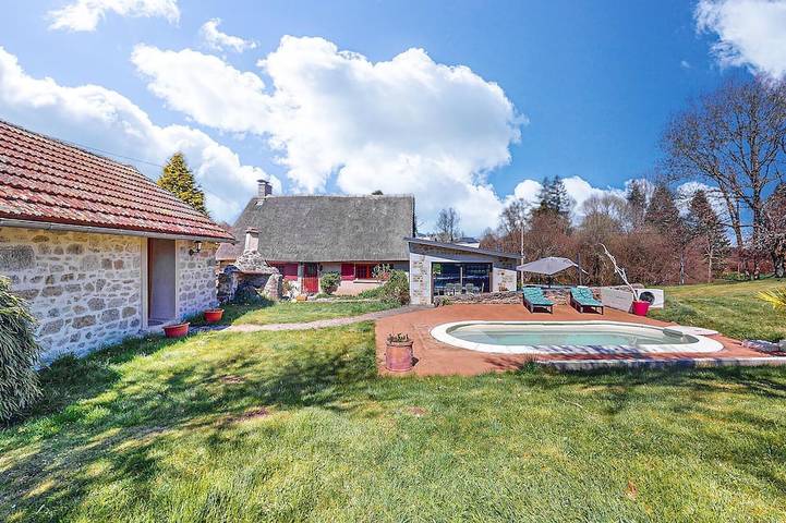 Location de vacances pour 12 personnes à Saint-Oradoux-de-Chirouze