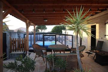 Villa pour 8 personnes, avec jardin et piscine ainsi que bassin pour enfant et vue à Carcassonne