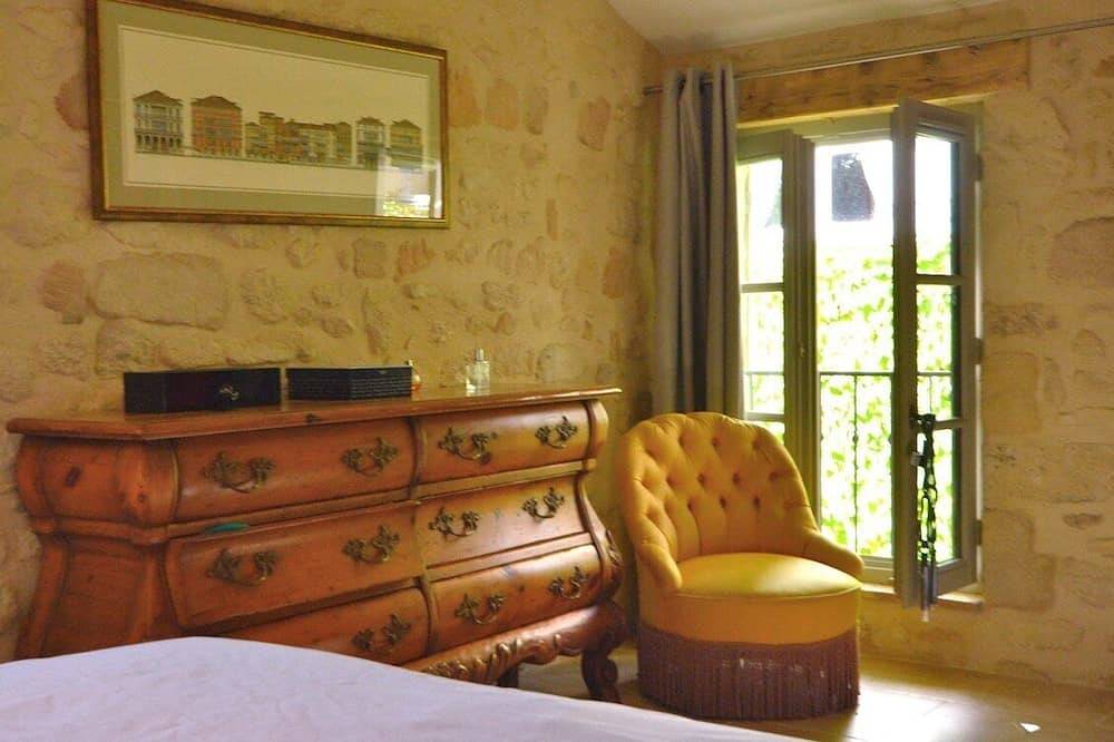 Centre historique: Maison 18ème avec cour et bassin. Prest. haut de gamme. 2 ch in Uzès, Région de Nîmes