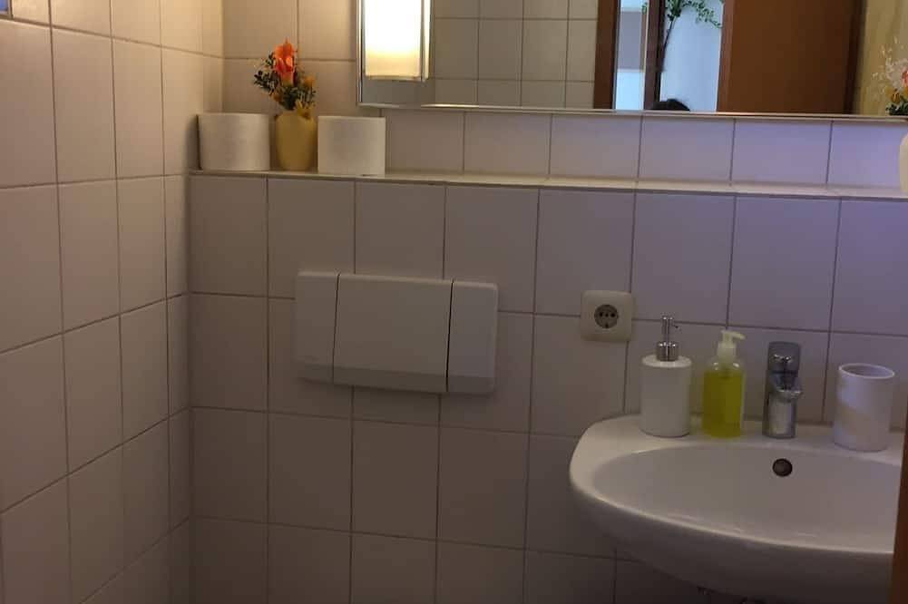 Ganze Wohnung, Geschmackvolle Ferienwohnung  3 mit Süd-West Terrasse und kleinem Garten. in Huglfing, Pfaffenwinkel