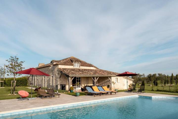 Location de vacances pour 8 personnes, avec vue ainsi que jardin et piscine, animaux acceptés à Gageac-et-Rouillac