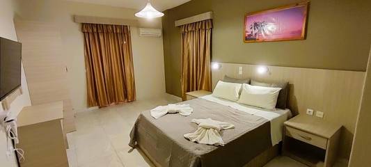 Ferienwohnung für 2 Personen, mit Kinderpool und Pool sowie Ausblick und Balkon in Petra (Griechenland)