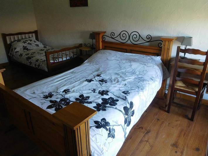 Location de vacances pour 3 personnes, avec vue ainsi que piscine et jardin à Sauzé-Vaussais - 3