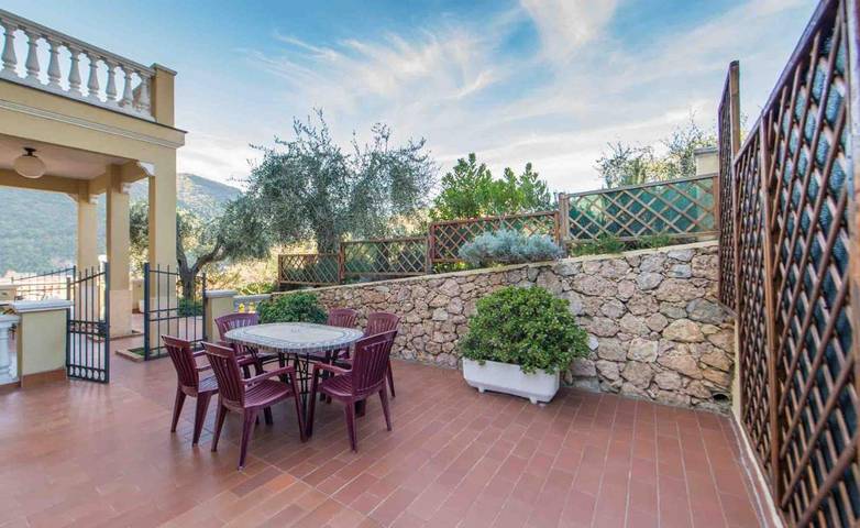 Ferienwohnung für 3 Personen, mit Terrasse und Garten sowie Pool und Ausblick