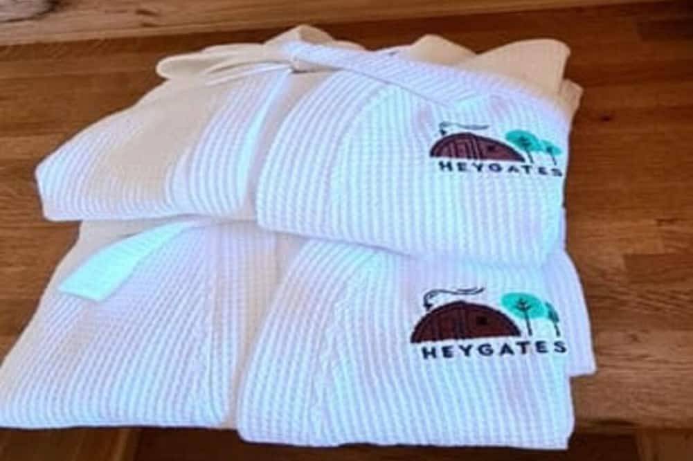 Fox Lodge at Heygates Lodging - Waterfront Wooden Lodge With hot tub in Northamptonshire