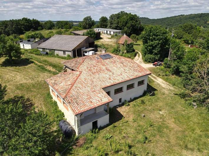 Location de vacances pour 2 personnes, avec terrasse ainsi que vue et jardin à Aurignac - 3