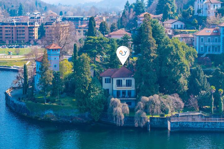 Villa per 7 persone, con Balcone e Terrazza nonché Vista lago a Laveno-Mombello