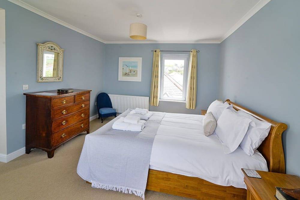 Large detached, modern family house near the beach at Trevone in Trevone, Cornwall
