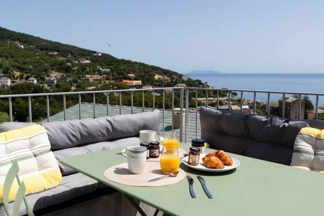 Casa Lunga In Erbalunga - A stone's throw from the beach in Erbalunga, Brando