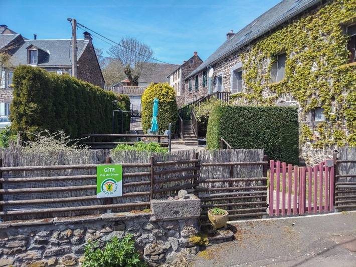 Gîte pour 2 personnes, avec jardin à Aurières