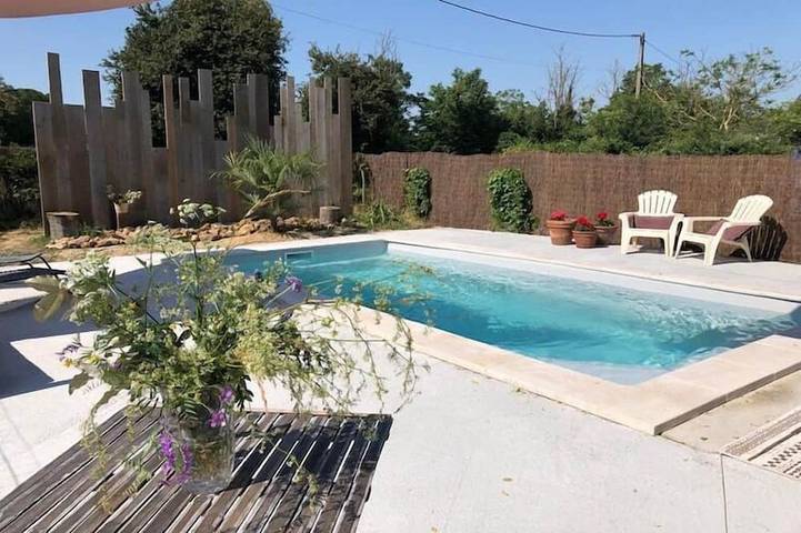 Gîte pour 4 personnes, avec terrasse ainsi que jardin et piscine, animaux acceptés