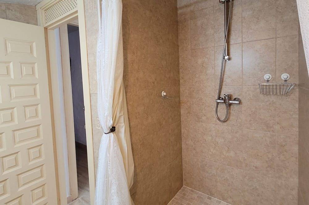 Family townhouse w/private pool, terrace, mountain & sea views. A hikers dream! in Canillas de Albaida, Provincia de Málaga