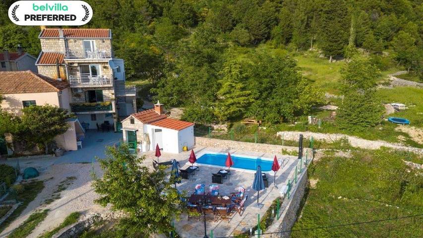 Dom wakacyjny dla 10 osób, z basen i balkon oraz ogród, zwierzęta dozwolone w Tučepi