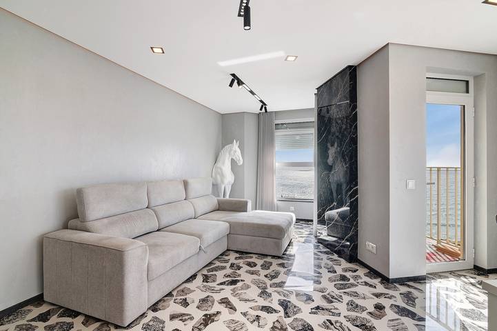 Apartamento entero, Apto. 'Camões Vista Mar 10 D', frente a la playa, Wi-Fi, aire acondicionado y piscina in Armação de Pêra (costa), Armação de Pera