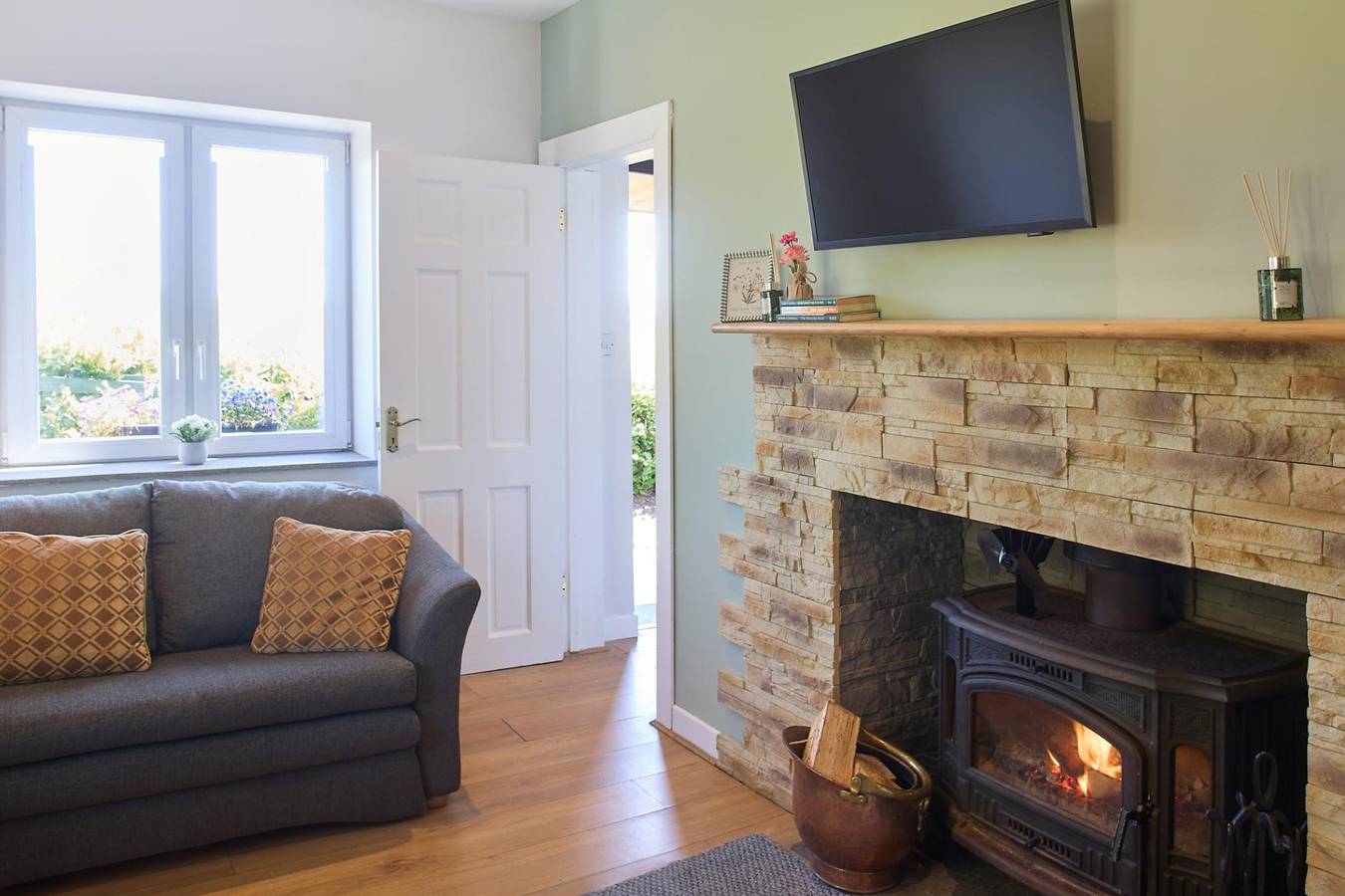 Hug Cottage - Sleeps 2 only Garden, Stove, Parking in County Cavan