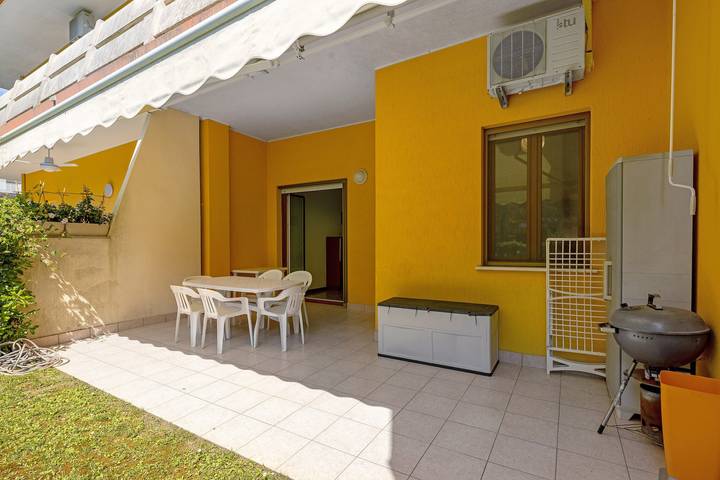 Entire apartment, Apartment 'Lira Con Giardino' with Private Garden and Air Conditioning in Bibione, San Michele al Tagliamento