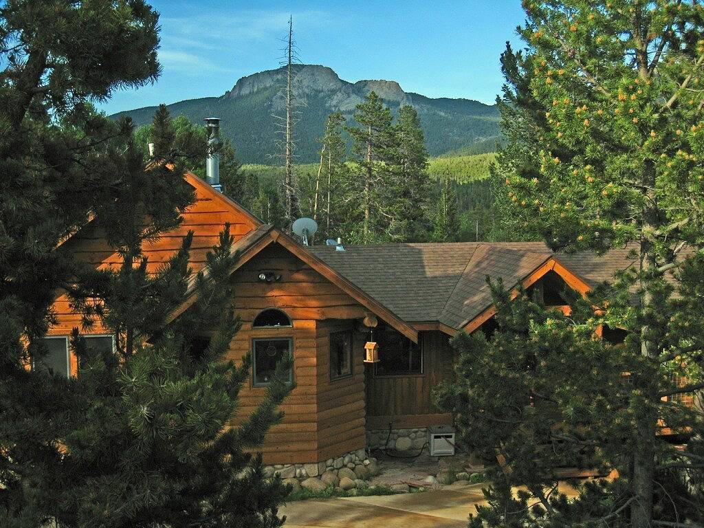 Blockhaus mit Blick auf die Berge und Whirlpool auf 2 Hektar in Arapaho and Roosevelt National Forests