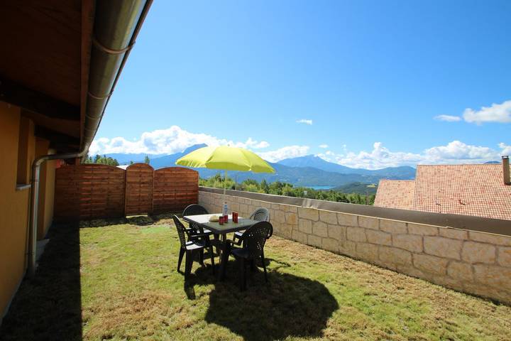 Gîte pour 3 personnes, avec Terrasse ainsi que Jardin et Piscine à Chorges